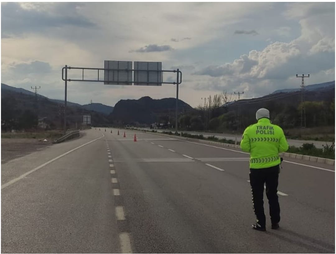 Koyulhisar’da Trafik Yol Kontrolleri Devam Ediyor