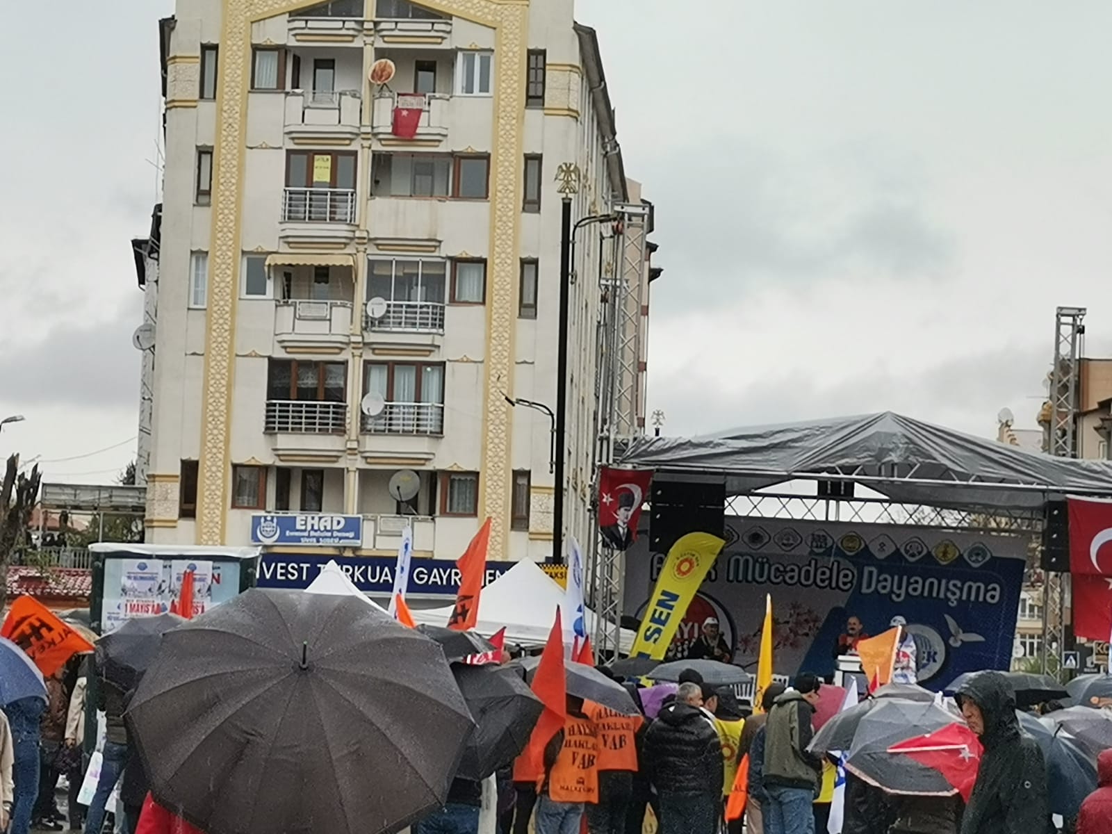 Sivas’ta Yağmur Eşliğinde 1 Mayıs Kutlaması Gerçekleşti