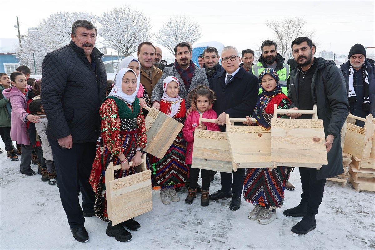 Çocuklara El Yapımı Geleneksel Tahta Kızak Hediye Edildi